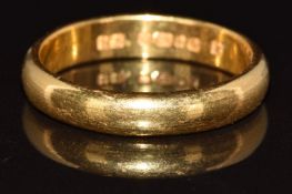 A 22ct gold wedding band / ring, 7.1g, size S