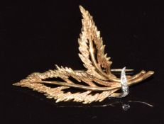 A 9ct gold brooch in the form of a leaf, 5.1g, 5cm