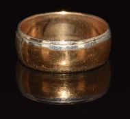 A 9ct gold wedding band / ring, 3.8g, size R
