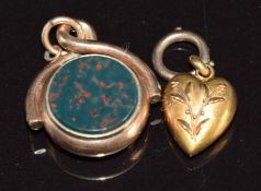 A c1900 15ct gold heart pendant with applied floral decoration (0.9g, 1.2cm) and a 9ct rose gold