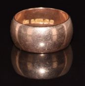 A 9ct rose gold wedding band / ring, Birmingham 1914, 12.8g, size V