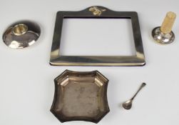 Elizabeth II novelty hallmarked silver photograph frame with applied horse to top, to suit 6 x 4