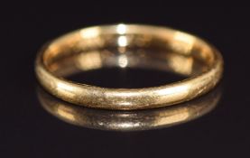 A 22ct gold wedding band / ring, 2.1g, size L