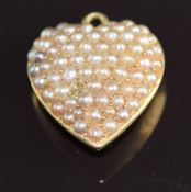 A c1900 15ct gold heart pendant set with seed pearls, 2.5g, 1.8cm