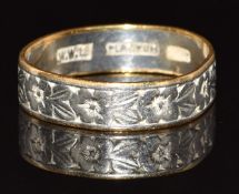 A platinum and 18ct gold ring with engraved floral decoration, 3.1g, size K