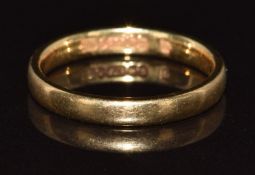 A 9ct gold wedding band / ring, 1.9g, size J
