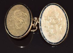 A 9ct gold cufflink with engraved initials RSD, 6.2g
