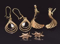 A pair of 9ct gold earrings, a pair of 9ct gold earrings in the form of turtles (2.9g) and a pair of
