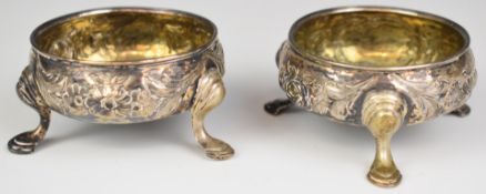Pair of Georgian hallmarked silver open salts, each raised on three hoof feet, London 1775, maker'