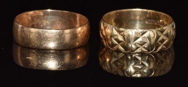 Two 9ct gold wedding bands / rings, one with cut out decoration, 5.6g, size O