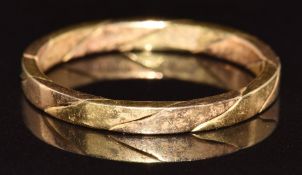 An 18ct gold wedding band / ring, 2.3g, size L