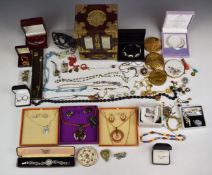 A collection of jewellery including silver ring, silver brooch, 9ct gold back and front heart shaped