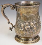 Victorian hallmarked silver pint tankard with relief decoration of flowers and foliage, London 1872,