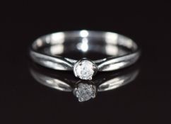 A 9k white gold ring set with a diamond of approximately 0.15ct, 1.4g, size P