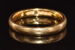 A 22ct gold wedding band / ring, 4.3g, size M