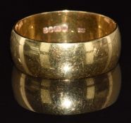 An 18ct gold wedding band / ring, 7.7g, size U