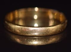 A 22ct gold wedding band / ring, 3.4g, size P