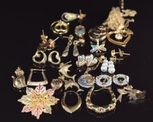 A 10k tri-coloured gold brooch (4.2g), 9ct gold cat pendant, 9ct gold locket, 14k gold earring