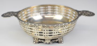George V hallmarked silver quaich with pierced decoration, raised on four feet, Birmingham 1911,