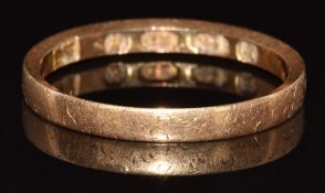 A 9ct gold wedding band / ring, 1.8g, size L
