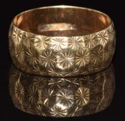 A 9ct gold wedding band/ ring with engraved star decoration, 4.5g, size P