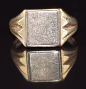 A 9ct gold signet ring, 5.1g, size Q