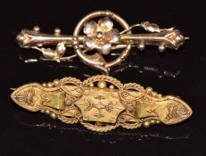 Etruscan Revival 15ct gold brooch (4g, 4.5cm) and a 9ct gold brooch in a floral design (2.1g, 4cm)