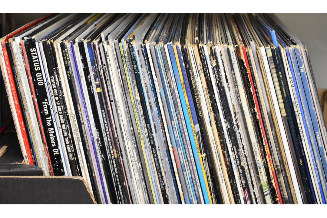 Approximately 100 albums, mainly Rock including The Moody Blues, Focus, Yes, Mike Oldfield, The - Image 4 of 4