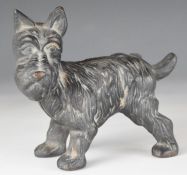 Novelty cast iron door stop formed as a Scottie dog cocking his leg, length 17cm