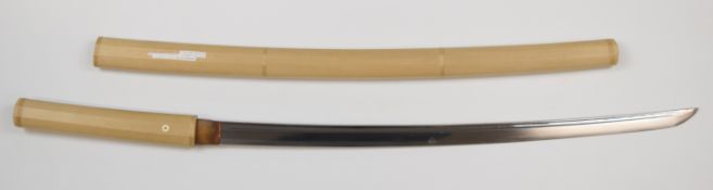 Japanese katana Samurai sword with bo-hi and suguha hamon to the 71cm shinto blade, in wooden