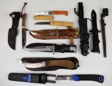 Small collection of knives mostly hunting examples including Denkomac and a military survival
