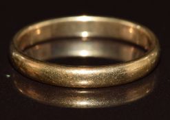 A 9ct gold wedding band / ring, 2.2g, size M