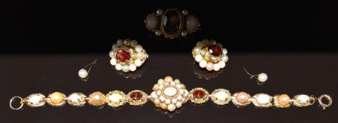 A suite of 9ct gold jewellery set with opals, garnets and faux pearls (damaged)