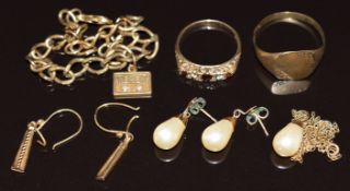 A collection of 9ct gold including bracelet, single earring, chain, earrings set with faux pearls,