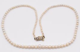 A single strand of pearls, the 18ct gold clasp set with three further pearls, 7.6, 39cm