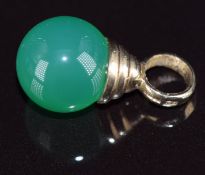 A 9ct gold pendant set with chrysoprase, 3.5g
