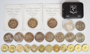 Modern collectable coins comprising twelve£5 coins, twelve various £2 single metal coins and a cased
