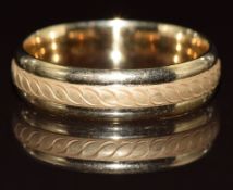 A 9ct gold wedding band / ring with matt textured decoration, 5.1g, size R