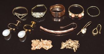 A collection of jewellery including damaged 9ct gold rings, section of 9ct gold chain, 9ct gold