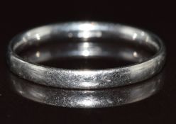 A platinum wedding band / ring, 2.7g, size L