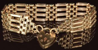 A 9ct gold gate bracelet with heart padlock clasp, 28.5g, 19cm