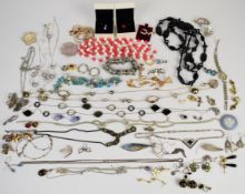 A collection of jewellery including 9ct gold wedding band (3.7g), silver pendant, silver brooches,