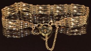 A 9ct gold gate bracelet with heart padlock clasp, in original box, 7.3g, 18cm