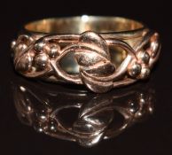 Clogau 9ct gold ring with pierced foliate decoration, 4.1g, size L
