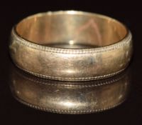 A 9ct gold wedding band / ring, 3.7g, size N