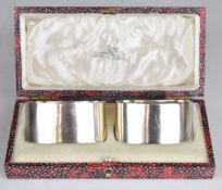 Cased pair of Walker & Hall hallmarked silver kidney shaped napkin rings, Sheffield 1950, weight