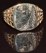 A 9ct gold signet ring, 3.6g, size T