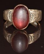 A 9k gold ring set with a garnet cabochon, 3.4g, size L