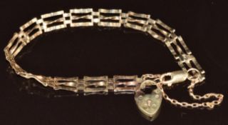 A 9ct gold gate bracelet with heart padlock clasp, 5g, 18cm