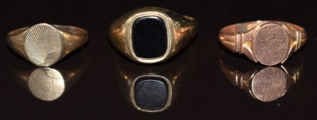 A 9ct rose gold signet ring (Birmingham 1915, size O), 9ct gold signet ring (size K) and a 9ct